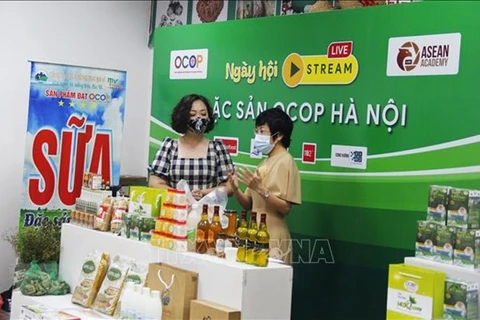 Efectúan primera transmisión en vivo para divulgar productos OCOP Hanoi