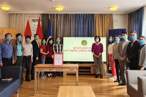 Vietnamitas en Suiza realizan donativos para lucha contra COVID-19