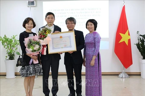 Otorgan medalla de amistad a exembajador surcoreano en Vietnam