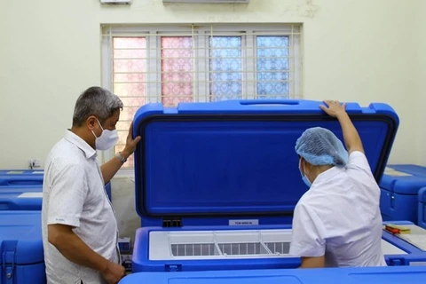 UNICEF suministra refrigeradores especiales para preservar vacunas en Vietnam