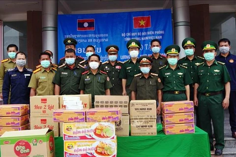 Vietnam dona alimentos, equipos y suministros médicos a guardia fronteriza de Laos