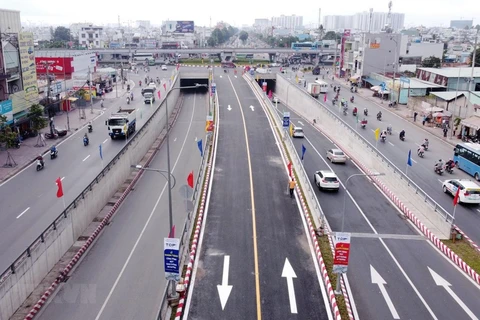 Ciudad Ho Chi Minh por mejorar infraestructura de transporte