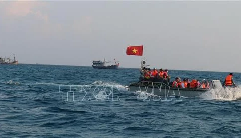 Presidente vietnamita entrega cinco mil banderas nacionales a pescadores 