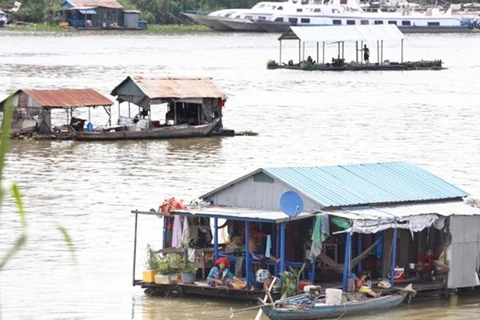 Cumplen residentes del origen vietnamita en Camboya reubicación de casas flotantes en río Tonle Sap