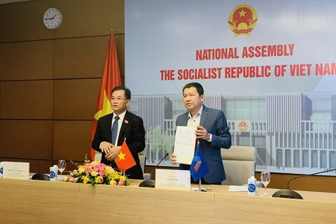 Legisladores vietnamitas participan en reunión del Grupo asesor de la AIPA