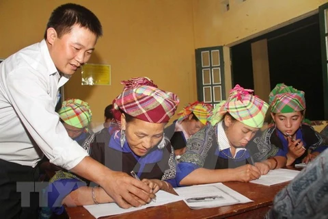 Más de 300 mil personas vietnamitas salen del analfabetismo en ocho años