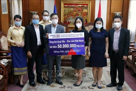 Vietnamitas en Laos contribuyen al fondo nacional de vacunas contra el COVID-19