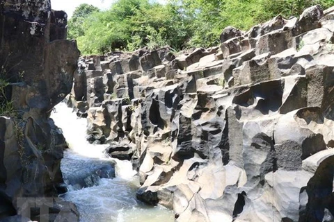 Descubren arroyo con rocas de más de 100 millones de años en provincia vietnamita