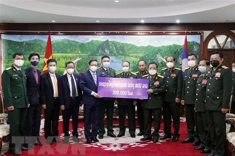 Ministerio de Defensa de Laos apoya el Fondo de Control de COVID-19 de Vietnam 