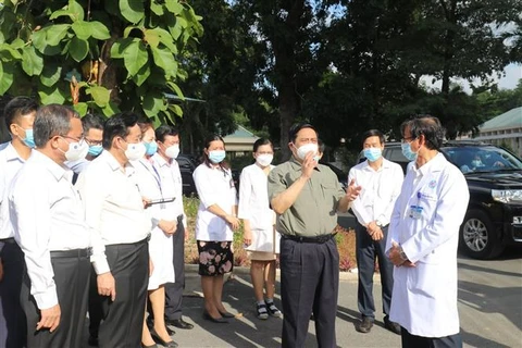 Inspecciona premier vietnamita labores antiepidémicas en polo industrial 