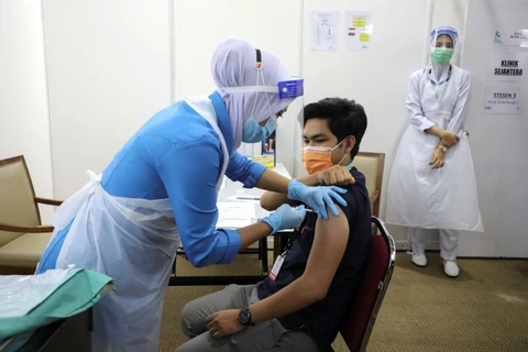 Malasia considera permitir la reanudación de las empresas vacunadas