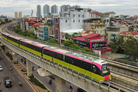 Ponen a prueba funcionamiento de sección elevada de tren urbano Nhon-Hanoi 