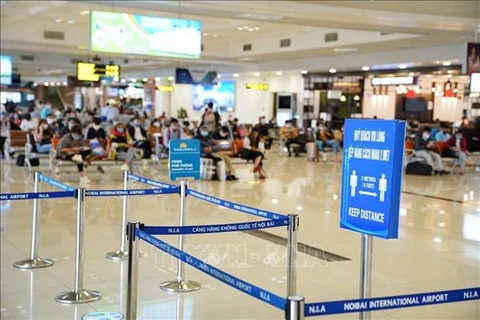 Exigen resultado negativo del COVID-19 a pasajeros de vuelos hacia o desde Ciudad Ho Chi Minh