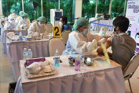 Tailandia construye hospitales de campaña en aeropuertos de Bangkok 