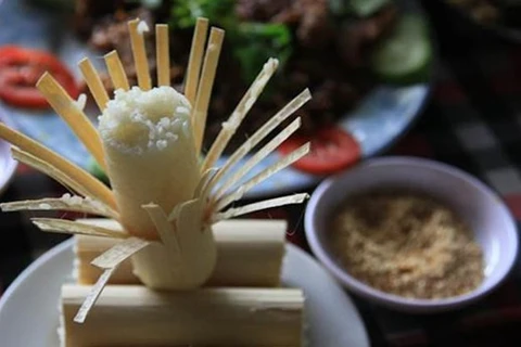 Arroz en cañas de bambú, plato especial de etnia Muong en Vietnam
