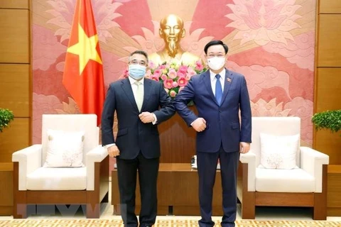 Presidente de la Asamblea Nacional de Vietnam recibe al embajador de Filipinas