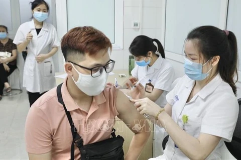 Administran primera dosis de vacuna vietnamita Nano Covax en su última fase de ensayo
