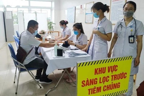 Trabajadores del turismo en provincia vietnamita reciben vacunas contra COVID-19