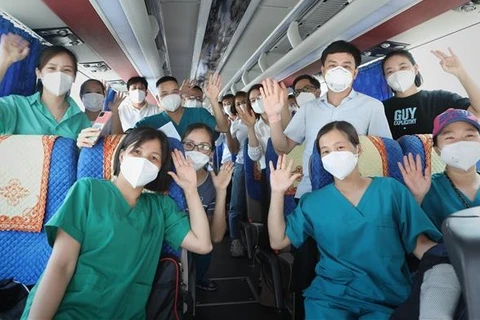 Personal médico incrementa apoyo a Ciudad Ho Chi Minh en lucha contra COVID-19