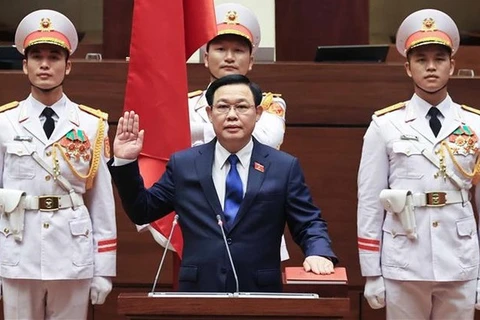 Vuong Dinh Hue jura su cargo como presidente del Parlamento vietnamita