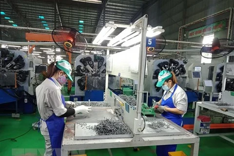 Vietnam incrementa apoyo a trabajadores afectados por el COVID-19 