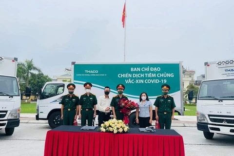 Movilizan camiones refrigerados para transporte de vacunas en Vietnam