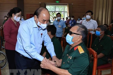 Presidente vietnamita visita a personas con méritos revolucionarios 
