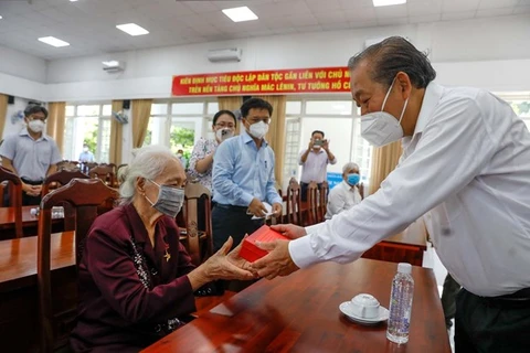 Expresan gratitud a personas con méritos revolucionarios en Vietnam 