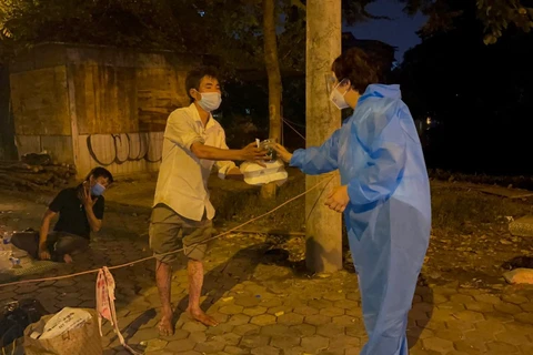 Efectúan programa de apoyo a los necesitados en Hanoi en contexto del COVID-19