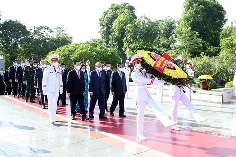 Dirigentes vietnamitas del Partido y el Estado rinden homenaje a héroes nacionales