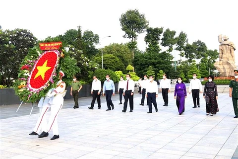Dirigentes de Ciudad Ho Chi Minh rinden homenaje a los mártires nacionales