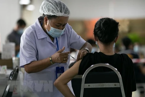 Laos prohíbe combinar inyección de diferentes vacunas contra el COVID-19