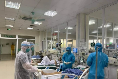 Agencia japonesa entrega dispositivos médicos para tratamiento del COVID-19 a Ciudad Ho Chi Minh