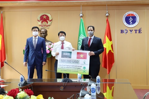 Arabia Saudita dona equipos médicos a Vietnam para combatir el COVID-19