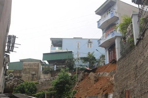 Reportan tres fallecidos por deslizamiento de tierra en Vietnam