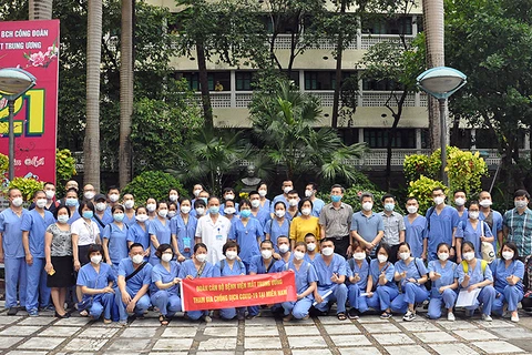 Envía Hanoi más personal médico para apoyar lucha contra el COVID-19 en Ciudad Ho Chi Minh