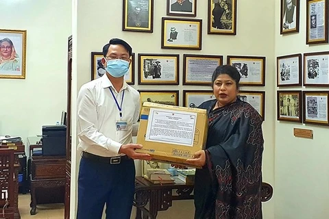 Embajada de Bangladés en Vietnam se une al combate de Hanoi contra el COVID-19