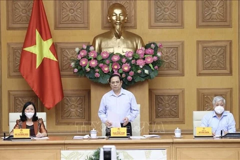 Primer ministro de Vietnam anima a pobladores a ser activos en lucha contra COVID-19