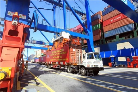 Aumentan mercancías en contenedores a través de los puertos marítimos de Vietnam