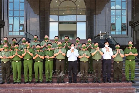 Primer ministro de Vietnam destaca papel de Policía Popular en lucha contra el coronavirus