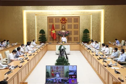 Primer ministro de Vietnam insta a garantizar el bienestar social para la población en medio del COVID-19