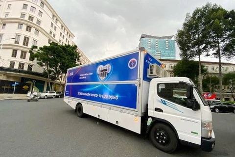 Donan a Ciudad Ho Chi Minh vehículos de diagnóstico de conoravirus