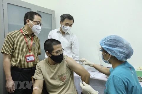 Empeñado en asegurar éxito de ensayo clínico de vacuna ARCT-154 producida por Vietnam