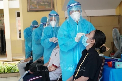 Exigen realizar prueba del COVID-19 a todos los pobladores de Ciudad Ho Chi Minh