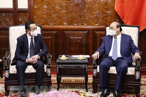 Presidente de Vietnam recibe al saliente embajador de Mongolia