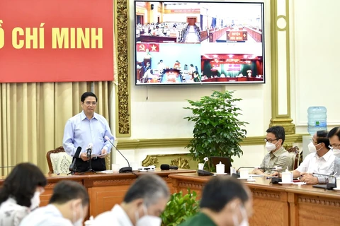 Primer ministro de Vietnam pide continuar apoyando la lucha antiepidémica en Ciudad Ho Chi Minh