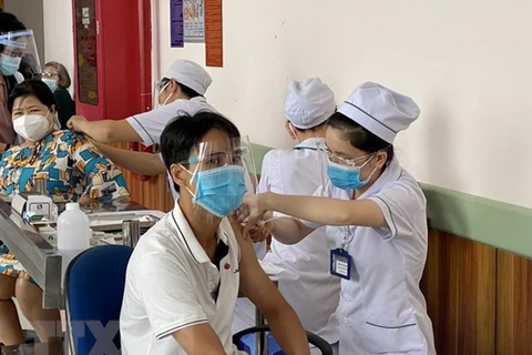 Registra Vietnam casi 13 mil casos nuevos de COVID-19
