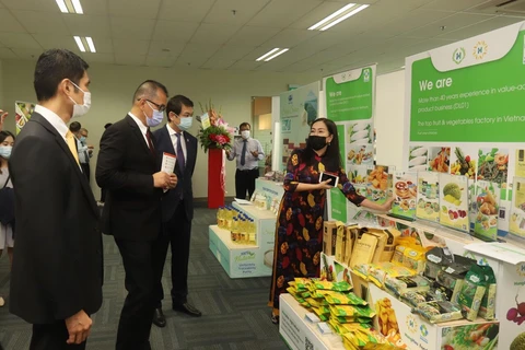 Efectúan exhibición híbrida sobre productos y alimentos procesados de Vietnam en Singapur 