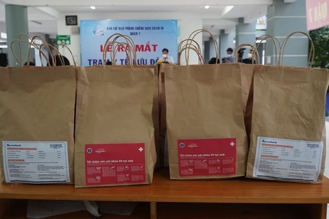 Brindan bolsas de medicamentos a pacientes del COVID-19 en Ciudad Ho Chi Minh