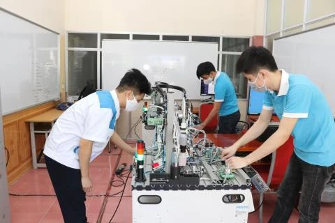 Vietnam por mejorar contingente laboral en contexto de cuarta revolución industrial